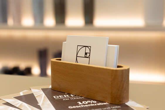 Nahaufnahme Terminkärtchen und Rabattflyer