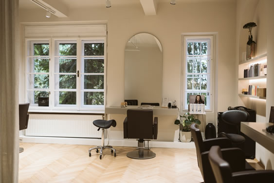 Bild des großen Salons und Frisierplätze