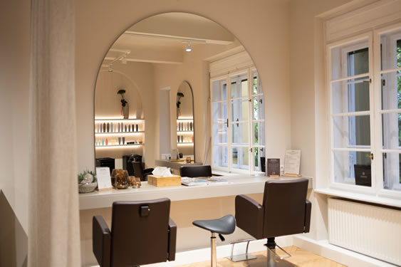 Bild eines Frisierplatzes im großen Salon