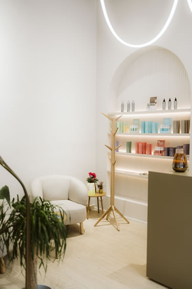 Bild des Wartebereichs für Kunden und Stiege