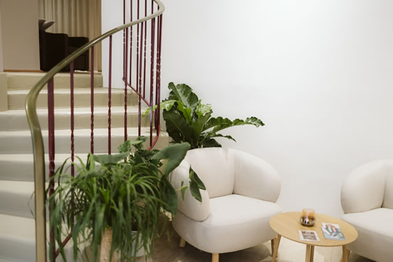 Bild des Wartebereichs für Kunden und Stiege